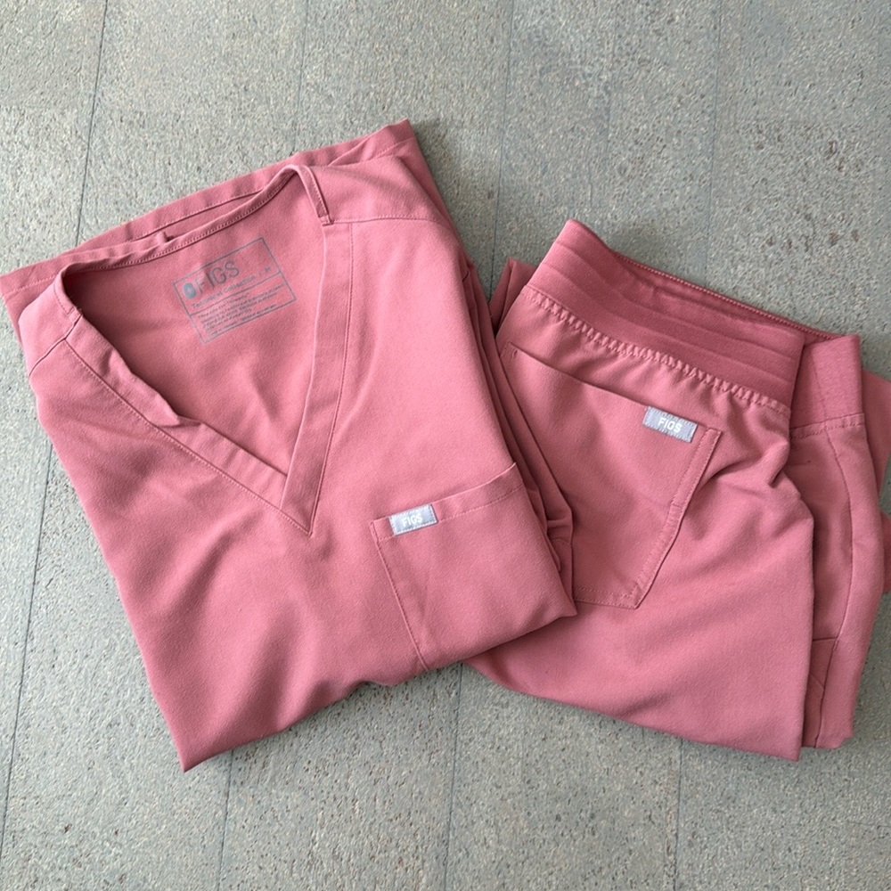 LIKE NEW Figs “The Set” in Mauve